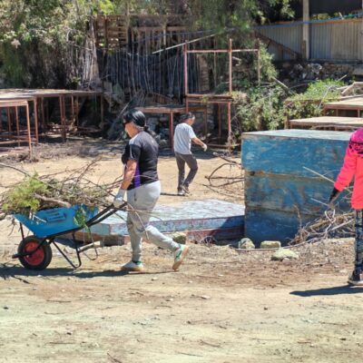 Madres, Padres y apoderados de la Sala Multisensorial y la Escuela de Talentos realizan voluntariado para construir sala de espera y reparar sus instalaciones