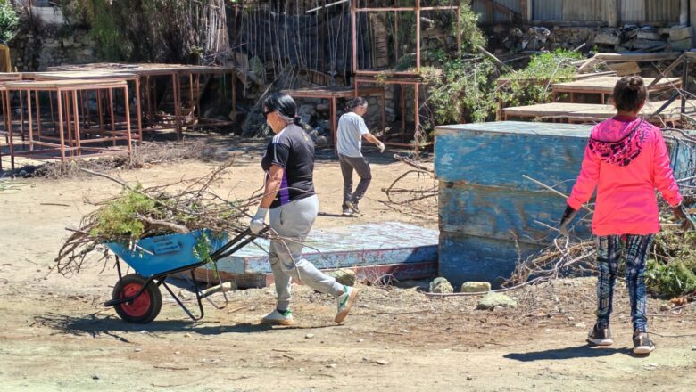 Madres, Padres y apoderados de la Sala Multisensorial y la Escuela de Talentos realizan voluntariado para construir sala de espera y reparar sus instalaciones